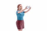 Figurine Femme avec Smartphone 1/18 AMERICAN DIORAMA 18702
